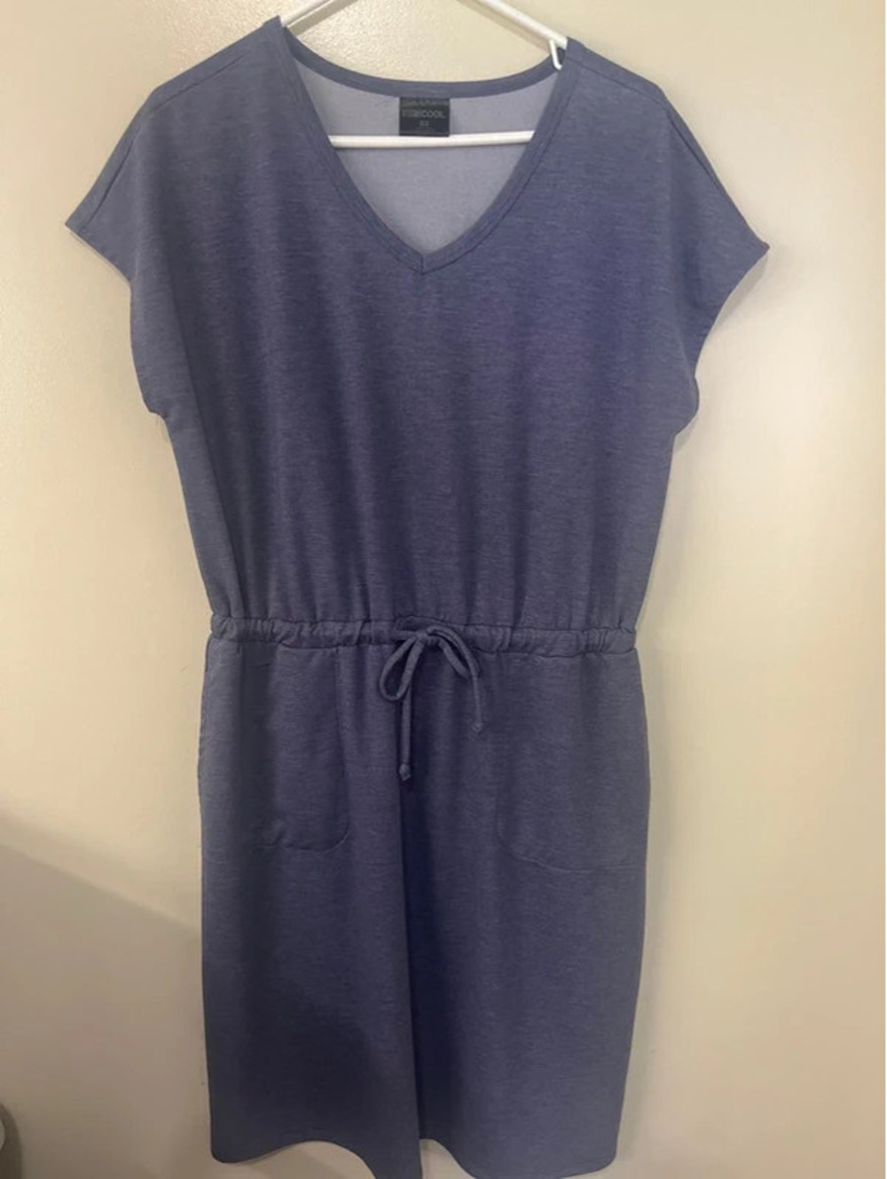 32 Degrees Cool V-Neck dress with pockets and functional drawstring waist medium